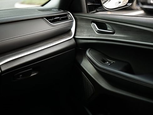 Used 2025 Jeep Grand Cherokee Limited w/ Luxury Tech Group II image 29