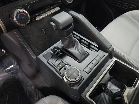 Certified 2025 Toyota Tacoma SR5 AWD/4WD image 22