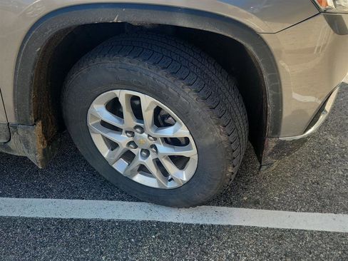 Used 2019 Chevrolet Traverse LT AWD/4WD image 2