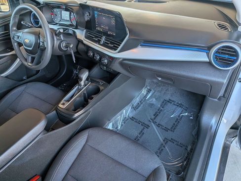 Used 2025 Chevrolet Trax LS image 32