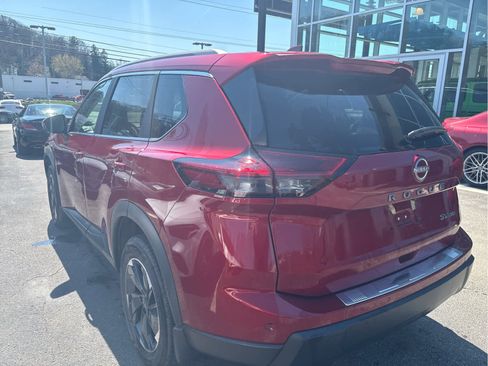 Used 2024 Nissan Rogue SV w/ SV Premium Package image 7
