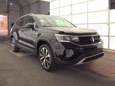 Used 2024 Volkswagen Taos SE image 1