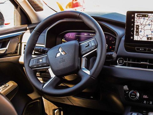 Used 2025 Mitsubishi Outlander SE AWD/4WD image 38