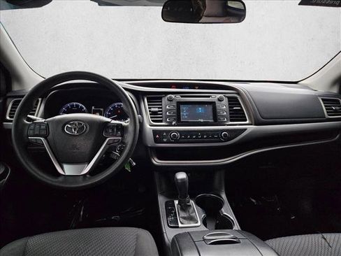 Used 2017 Toyota Highlander LE image 14