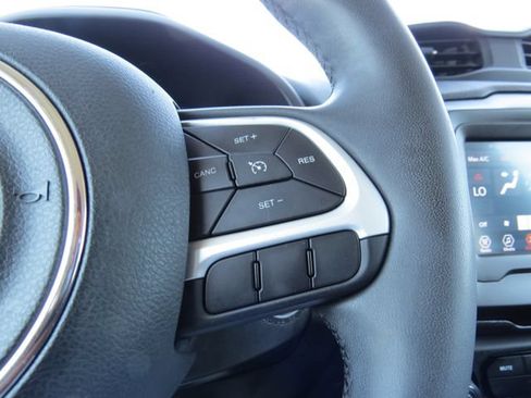 Used 2020 Jeep Renegade Latitude w/ Popular Equipment Group FWD image 17