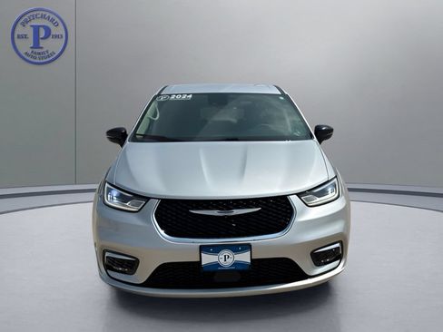 Used 2024 Chrysler Pacifica Touring-L FWD image 2