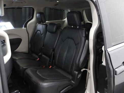 Used 2019 Chrysler Pacifica Touring-L FWD image 23