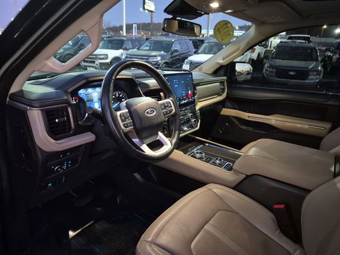 Used 2022 Ford Expedition Limited image 13