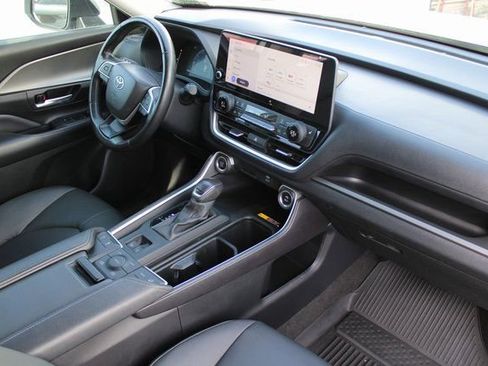 Used 2024 Toyota Grand Highlander AWD image 18
