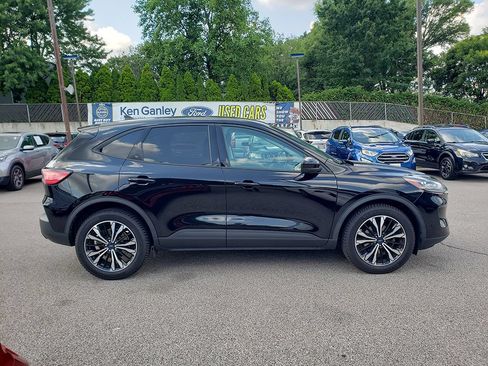 Used 2022 Ford Escape SE w/ SE Sport Appearance Package AWD/4WD image 3