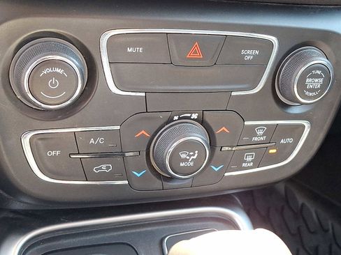 Certified 2021 Jeep Compass Latitude image 17