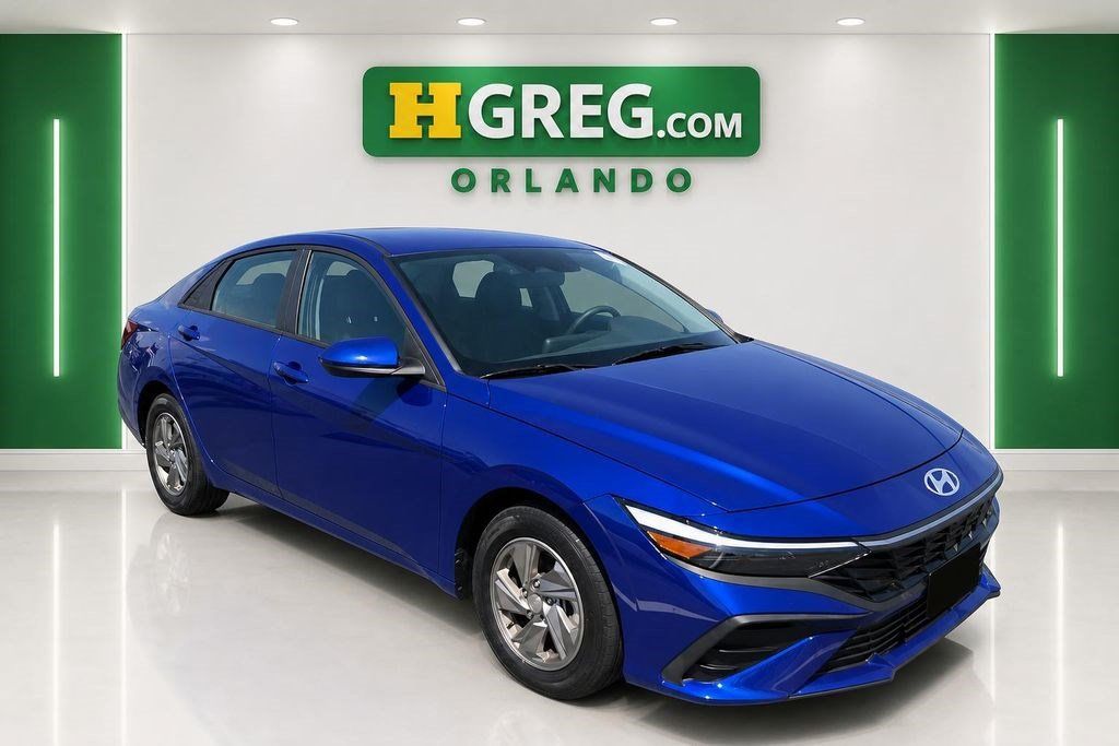 Used 2025 Hyundai Elantra SE w/ Cargo Package FWD image 4