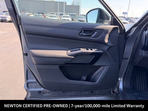Used 2025 Nissan Pathfinder S FWD image 16