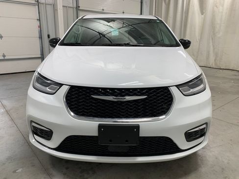 Used 2024 Chrysler Pacifica Touring-L FWD image 15