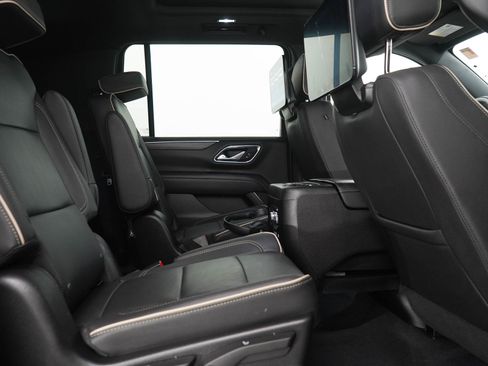 Used 2023 GMC Yukon XL SLT w/ SLT Premium Package AWD/4WD image 13