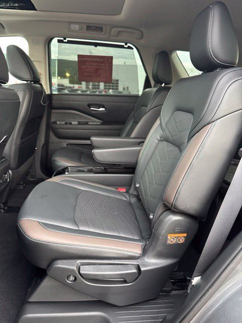 Certified 2023 Nissan Pathfinder Platinum AWD/4WD image 12
