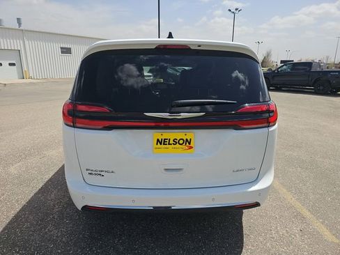Used 2024 Chrysler Pacifica Limited FWD image 4