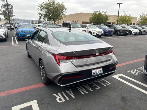 Certified 2025 Hyundai Elantra Limited FWD image 3