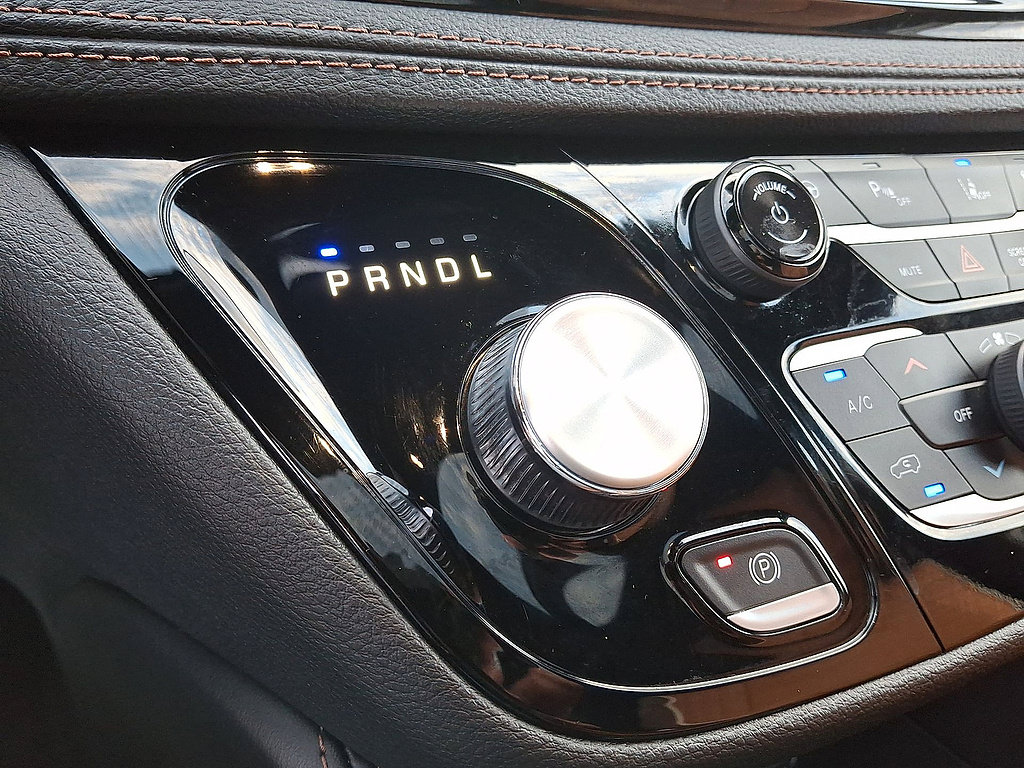 Used 2025 Chrysler Pacifica Pinnacle FWD image 18