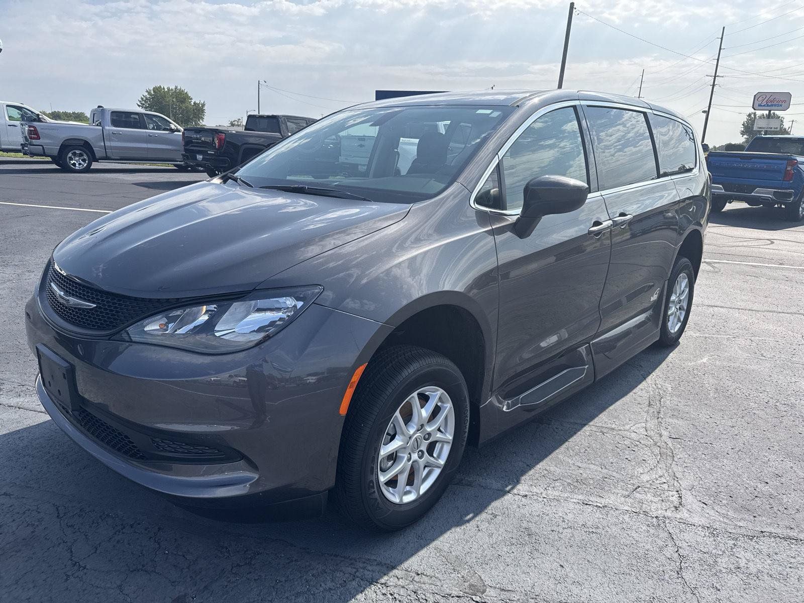 Used 2022 Chrysler Voyager LX FWD image 3