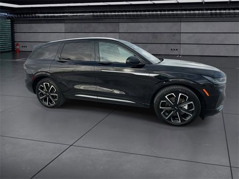 Used 2024 Lincoln Nautilus Reserve image 9