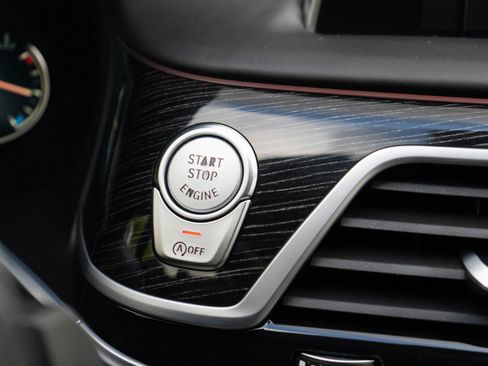 Used 2018 BMW 750i image 24