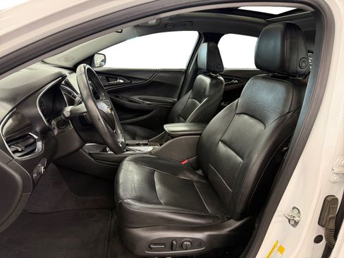 Used 2018 Chevrolet Malibu Premier w/ Premier Sun and Wheel Package FWD image 9
