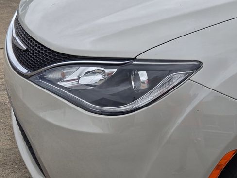 Used 2017 Chrysler Pacifica Touring Plus w/ Tire & Wheel Group FWD image 9