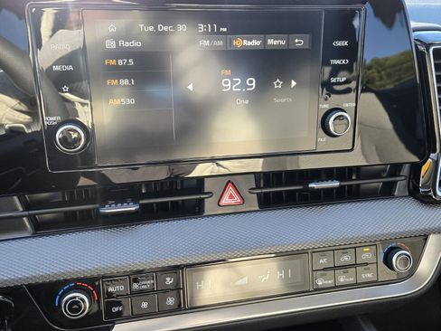 Used 2025 Kia Sportage LX image 14