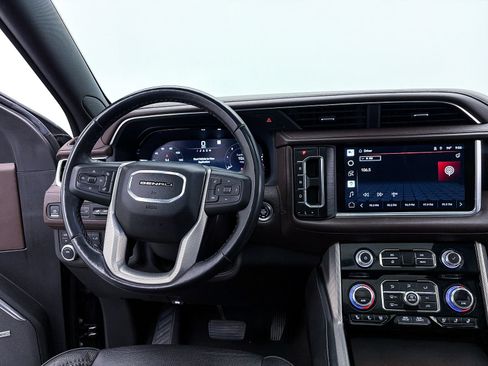 Used 2022 GMC Yukon XL Denali w/ Denali Premium Package AWD/4WD image 9