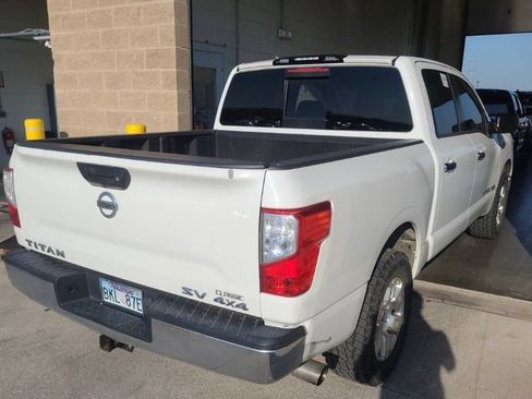 Used 2018 Nissan Titan SV AWD/4WD image 11