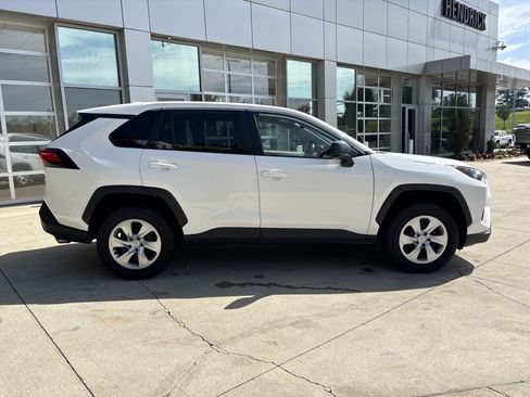 Used 2022 Toyota RAV4 LE FWD image 10