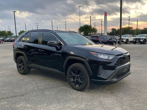 Used 2021 Toyota RAV4 LE image 3