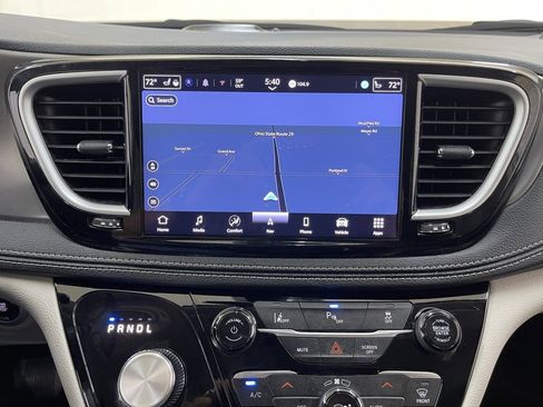 Used 2024 Chrysler Pacifica Select image 27