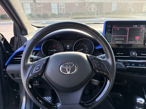 Used 2022 Toyota C-HR XLE image 19