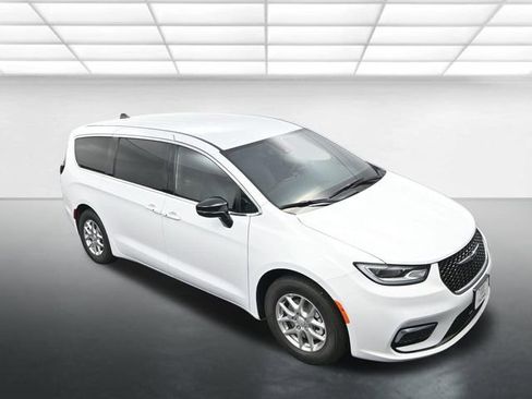 New 2026 Chrysler Pacifica Select image 10