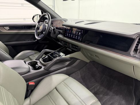 Certified 2024 Porsche Cayenne S AWD/4WD image 25