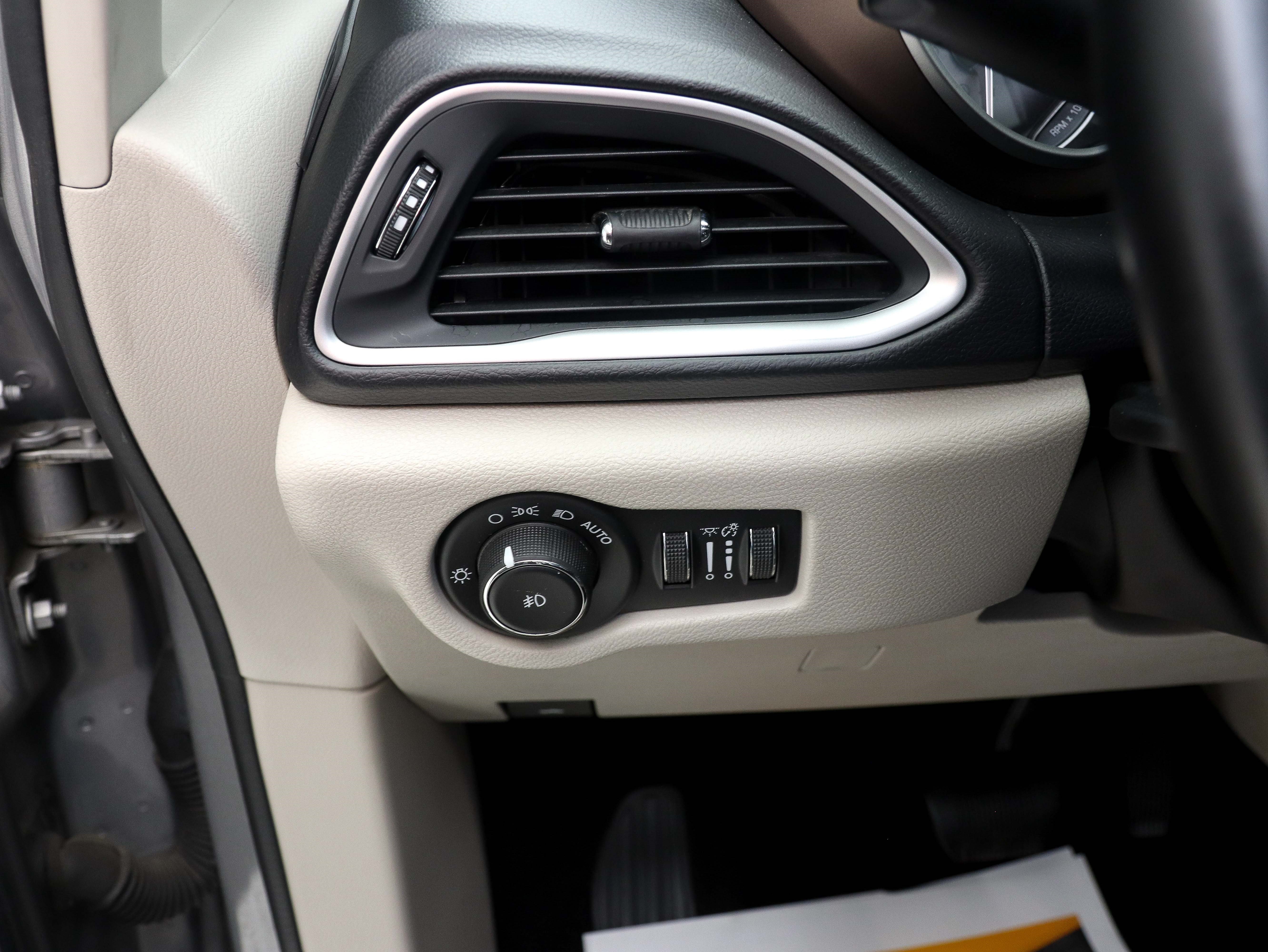 Used 2017 Chrysler Pacifica Touring-L FWD image 27