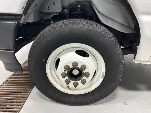 Used 2024 Ford E-350 and Econoline 350 Super Duty image 44