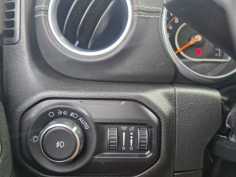 Used 2018 Jeep Wrangler Unlimited Sahara AWD/4WD image 16