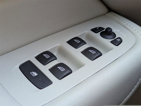 Certified 2025 Volvo XC60 T8 Core w/ Protection Package Premier image 29