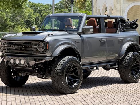 Used 2024 Ford Bronco Outer Banks AWD/4WD image 2