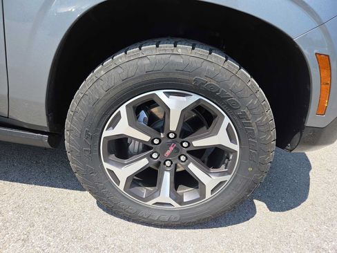 Used 2025 GMC Yukon XL AT4 Ultimate AWD/4WD image 11