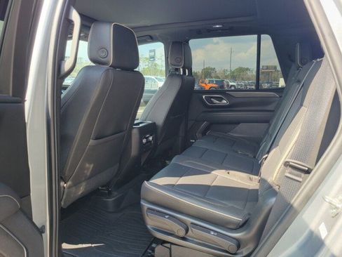 Used 2023 GMC Yukon SLT w/ SLT Luxury Package image 30