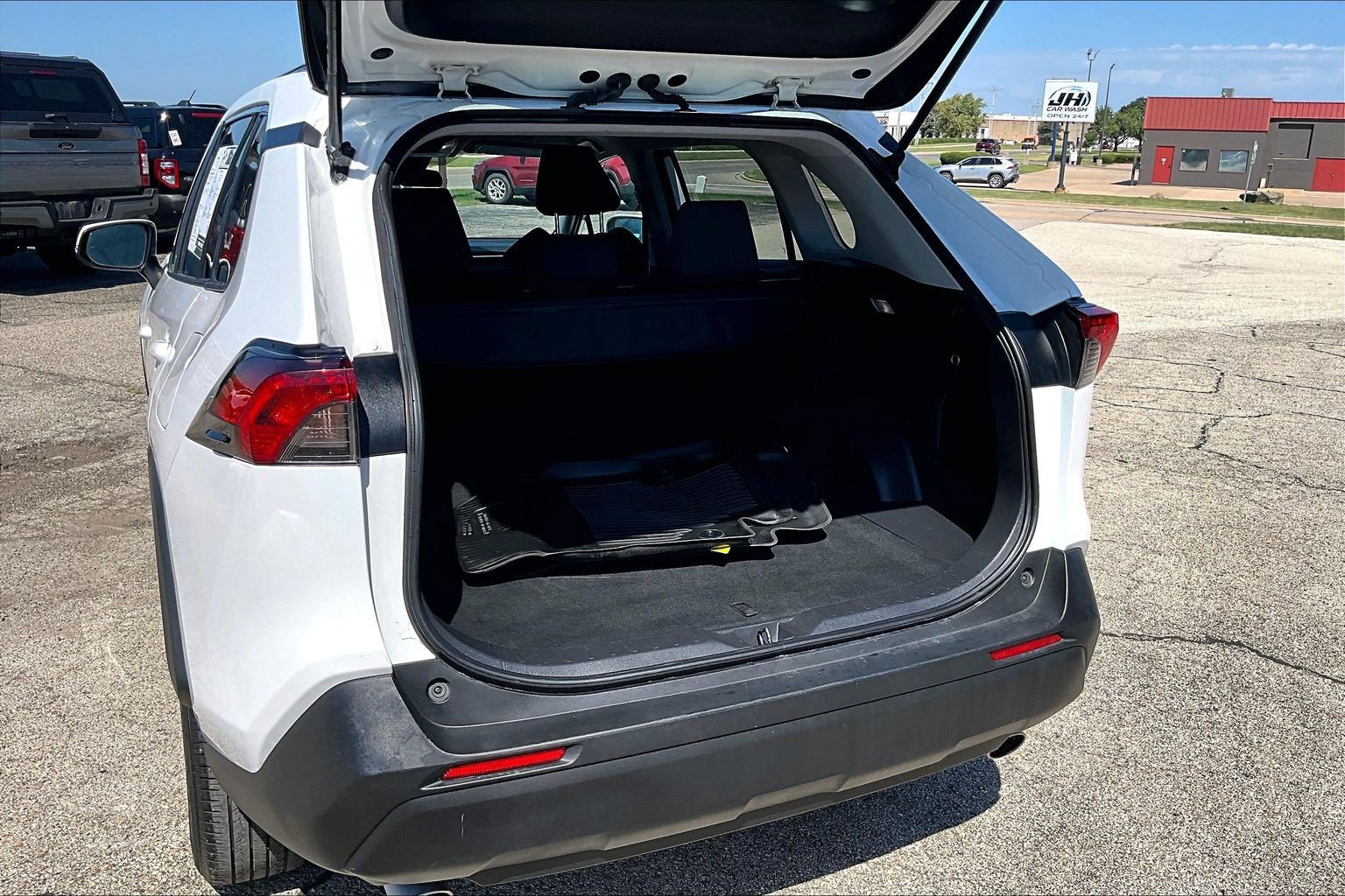 Used 2025 Toyota RAV4 XLE FWD image 19