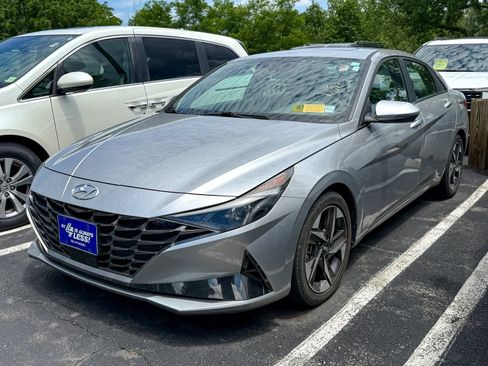 Used 2022 Hyundai Elantra SEL w/ Convenience + Premium Package FWD image 3