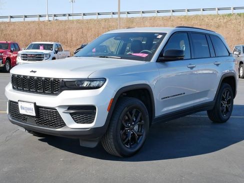 Used 2025 Jeep Grand Cherokee Altitude image 2