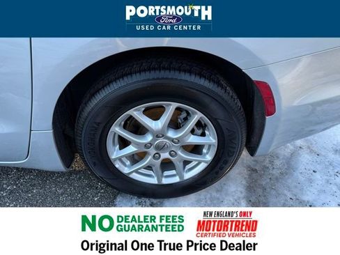 Used 2024 Chrysler Pacifica Touring-L image 25