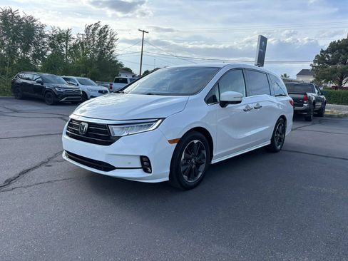 Used 2023 Honda Odyssey Elite image 3