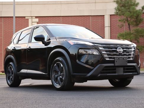 Used 2025 Nissan Rogue SV FWD image 1